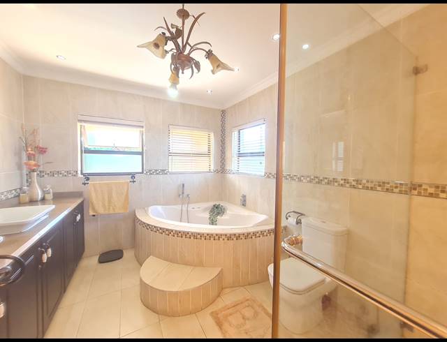 4 BEDROOM FREESTANDING FOR SALE IN VELD EN VLEI